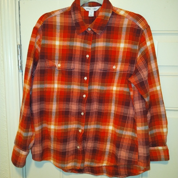 Old Navy Tops - Old Navy The Boyfriend Shirt Plaid Long Sleeve Shirt Women's sz Medium